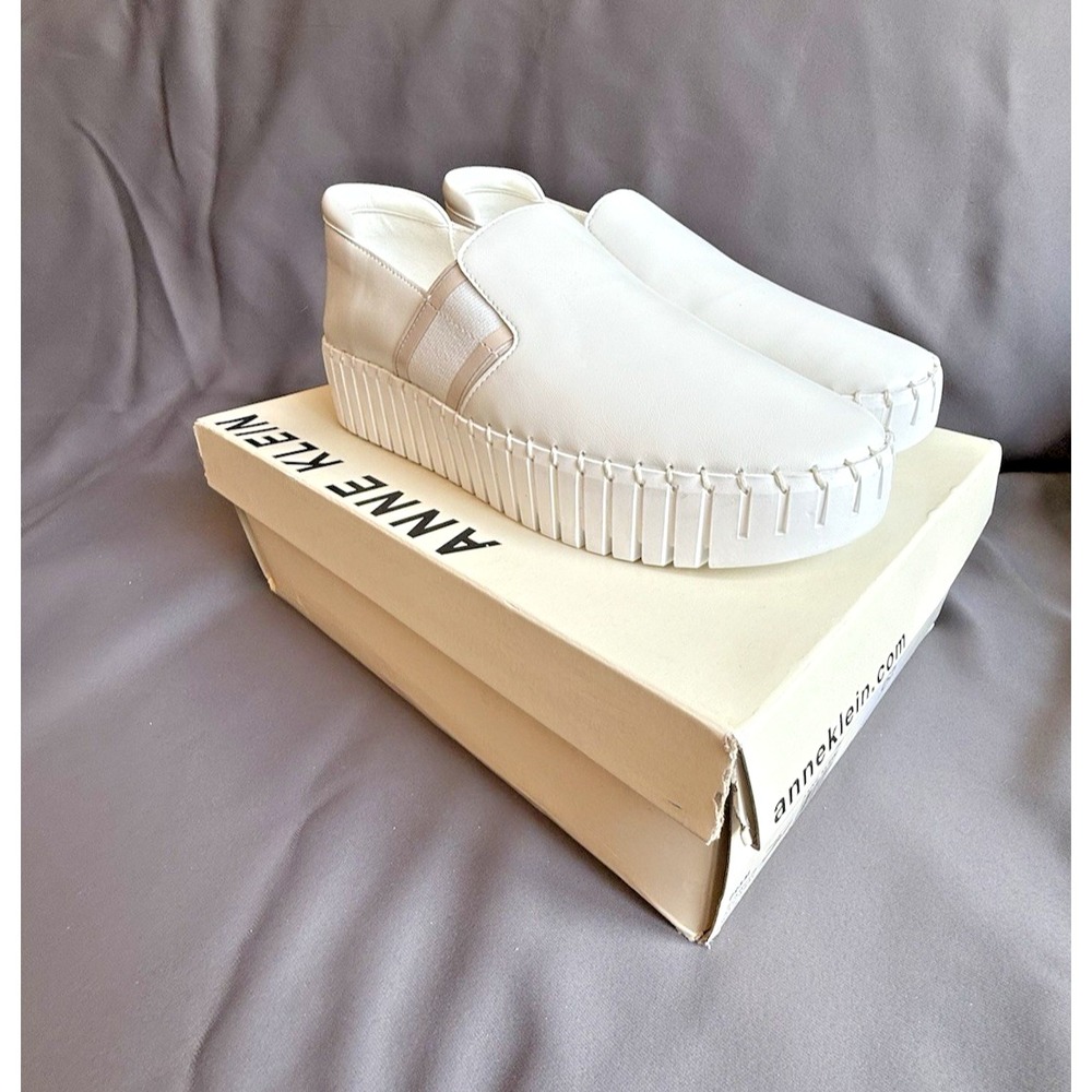 NIB 9.5 Woman ANNE KLEIN RUNWAY White Slip On EveryDay Comfortable Sneaker Flats